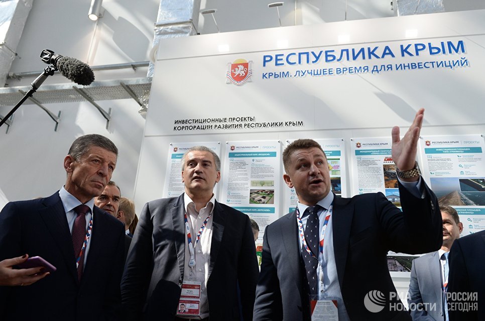 Заместитель председателя правительства РФ Дмитрий Козак и глава Республики Крым Сергей Аксенов на международном инвестиционном форуме Сочи 2016 Заместитель председателя правительства РФ Дмитрий Козак и глава Республики Крым Сергей Аксенов на международном инвестиционном форуме Сочи 2016