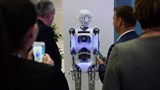 Посетители у робота Thespian на международном инвестиционном форуме Сочи 2016 Посетители у робота Thespian на международном инвестиционном форуме Сочи 2016