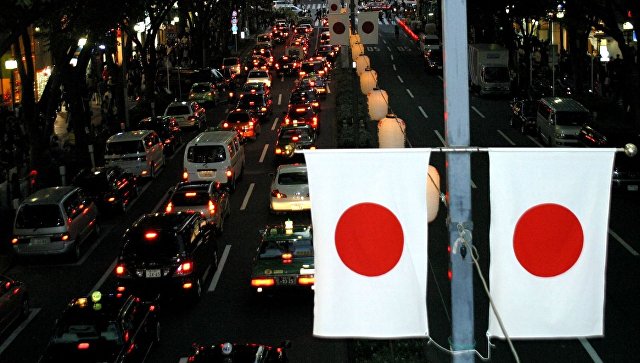 Флаги Японии на улице Токио. Архивное фото