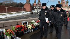 Сотрудники правоохранительных органов у места гибели политика Бориса Немцова на Большом Москворецком мосту в Москве. Архивное фото Сотрудники правоохранительных органов у места гибели политика Бориса Немцова на Большом Москворецком мосту в Москве. Архивное фото