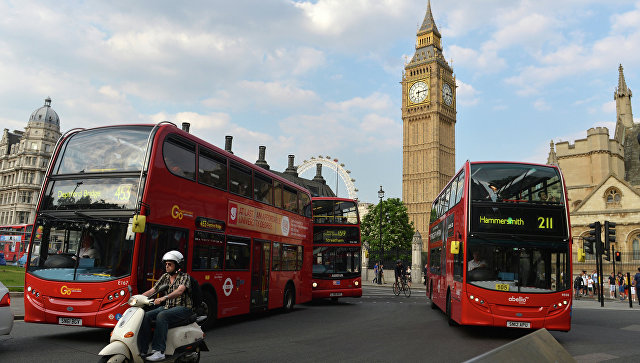 Двухэтажный автобус в Лондоне врезался в мост