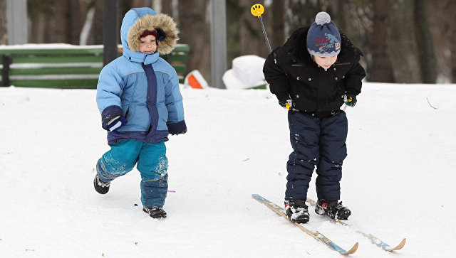 Детский сад в Пересвете получил в подарок новые лыжи от олимпийца