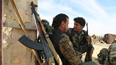 Бойцы Демократических сил Сирии (SDF) в деревне недалеко от Ракки Бойцы Демократических сил Сирии (SDF) в деревне недалеко от Ракки
