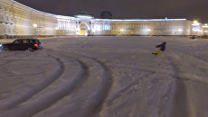 Экстремал на сноуборде проехал по заснеженной Дворцовой площади в Петербурге Экстремал на сноуборде проехал по заснеженной Дворцовой площади в Петербурге
