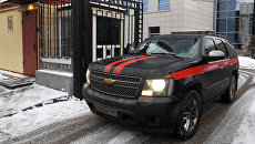 Автомобиль Следственного комитета РФ выезжает со служебной территории. Архивное фото Автомобиль Следственного комитета РФ выезжает со служебной территории. Архивное фото