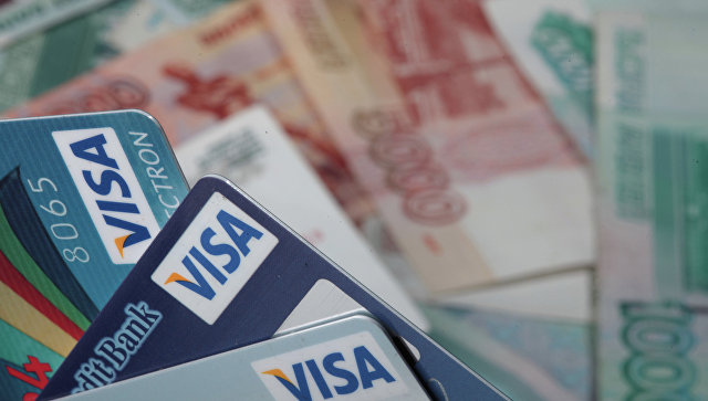 Россияне начали отказываться от банковских зарплатных карточек
