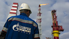 Сотрудник нефтебазы. Архивное фото Сотрудник нефтебазы. Архивное фото
