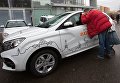 Клиент у автосалона Лада-Центр Юго-Запад в Санкт-Петербурге, где началась продажа компактного кроссовера Lada Xray Клиент у автосалона Лада-Центр Юго-Запад в Санкт-Петербурге, где началась продажа компактного кроссовера Lada Xray