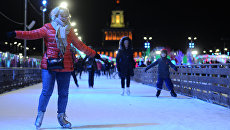 Посетители в день открытия нового сезона главного катка страны на ВДНХ в Москве. Архивное фото Посетители в день открытия нового сезона главного катка страны на ВДНХ в Москве. Архивное фото