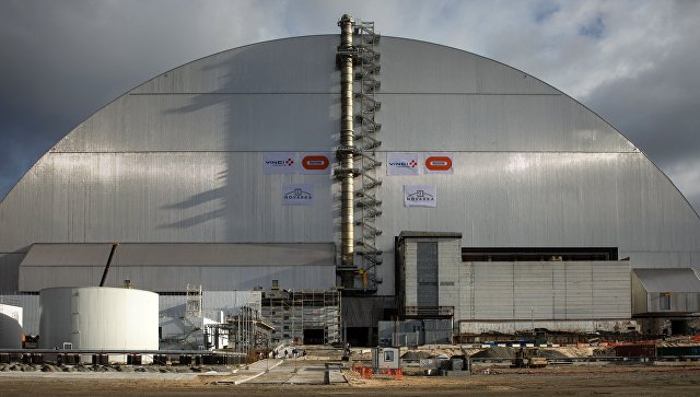 Новое укрытие над четвертым энергоблоком Чернобыльской АЭС. Архивное фото
