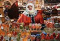 Продавщица леденцов на традиционной новогодней ГУМ-Ярмарке рядом с ГУМ-Катком на Красной площади в Москве Продавщица леденцов на традиционной новогодней ГУМ-Ярмарке рядом с ГУМ-Катком на Красной площади в Москве
