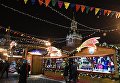 Посетители на традиционной новогодней ГУМ-Ярмарке рядом с ГУМ-Катком на Красной площади в Москве Посетители на традиционной новогодней ГУМ-Ярмарке рядом с ГУМ-Катком на Красной площади в Москве