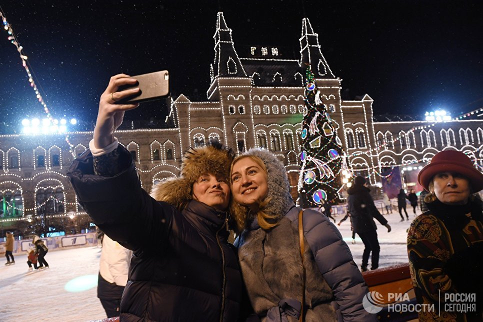 Посетители на открытии 11-ого сезона ГУМ-Катка на Красной площади в Москве Посетители на открытии 11-ого сезона ГУМ-Катка на Красной площади в Москве