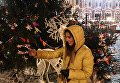 Посетительница на традиционной новогодней ГУМ-Ярмарке рядом с ГУМ-Катком на Красной площади в Москве Посетительница на традиционной новогодней ГУМ-Ярмарке рядом с ГУМ-Катком на Красной площади в Москве