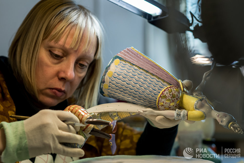Сотрудница производственного цеха на Императорском Фарфоровом заводе в Санкт-Петербурге Сотрудница производственного цеха на Императорском Фарфоровом заводе в Санкт-Петербурге
