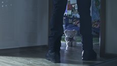 Мужчина возле детской комнаты. Архивное фото Мужчина возле детской комнаты. Архивное фото