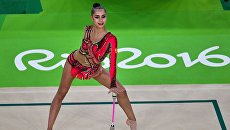 Маргарита Мамун (Россия) выполняет упражнения с булавами в индивидуальном многоборье по художественной гимнастике на XXXI летних Олимпийских играх Маргарита Мамун (Россия) выполняет упражнения с булавами в индивидуальном многоборье по художественной гимнастике на XXXI летних Олимпийских играх