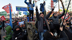 Митинг возле здания Национального собрания в Сеуле, Южная Корея Митинг возле здания Национального собрания в Сеуле, Южная Корея