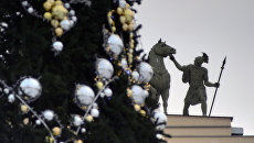 Новогодняя елка и скульптура Колесница Славы, венчающая арку Главного штаба на Дворцовой площади в Санкт-Петербурге Новогодняя елка и скульптура Колесница Славы, венчающая арку Главного штаба на Дворцовой площади в Санкт-Петербурге