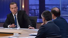 Председатель правительства РФ Дмитрий Медведев во время интервью российским телеканалам в студии телецентра Останкино. 15 декабря 2015 Председатель правительства РФ Дмитрий Медведев во время интервью российским телеканалам в студии телецентра Останкино. 15 декабря 2015