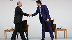 Президент РФ Владимир Путин и премьер-министр Японии Синдзо Абэ на заседании российско-японского форума деловых кругов в Токио. 16 декабря 2016 Президент РФ Владимир Путин и премьер-министр Японии Синдзо Абэ на заседании российско-японского форума деловых кругов в Токио. 16 декабря 2016
