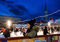 Горожане катаются на коньках на ГУМ-Катке на Красной площади в Москве Горожане катаются на коньках на ГУМ-Катке на Красной площади в Москве