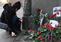 Девушка зажигает свечу у здания министерства иностранных дел РФ в связи с гибелью посла России в Турции Андрея Карлова.. 20 декабря 2016 Девушка зажигает свечу у здания министерства иностранных дел РФ в связи с гибелью посла России в Турции Андрея Карлова.. 20 декабря 2016