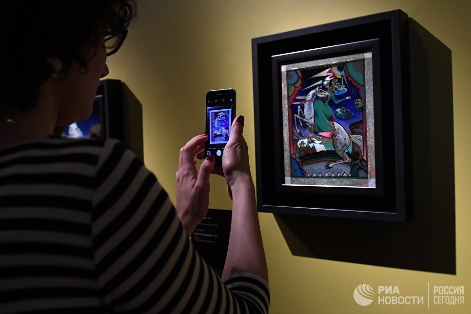 Посетители на выставке Багатели Василия Кандинского Посетители на выставке Багатели Василия Кандинского