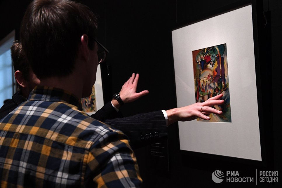 Посетители на выставке Багатели Василия Кандинского Посетители на выставке Багатели Василия Кандинского