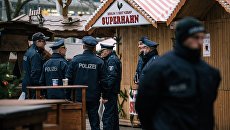 Полицейские недалеко от места теракта в Берлине Полицейские недалеко от места теракта в Берлине