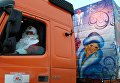 Дед Мороз за рулем автомобиля с главной новогодней ёлкой, которую установят на Соборной площади в Московском Кремле Дед Мороз за рулем автомобиля с главной новогодней ёлкой, которую установят на Соборной площади в Московском Кремле