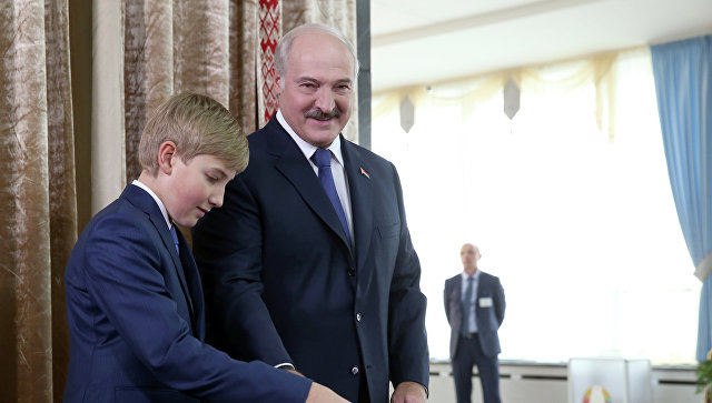 Младший сын Лукашенко отказался становиться президентом