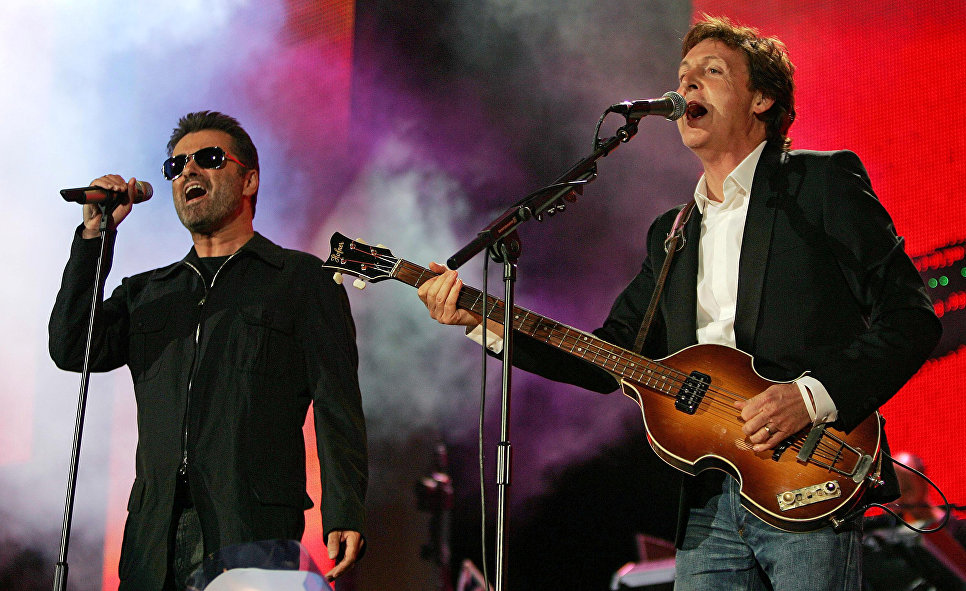 Британские певцы Джордж Майкл и Пол Маккартни. 2005 год
