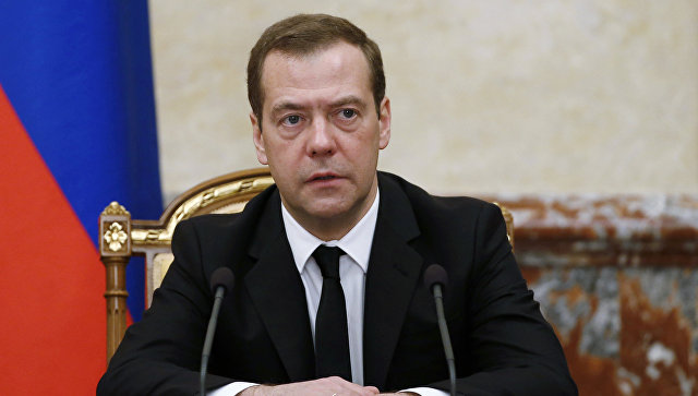 Медведев поручил сохранить меры поддержки в связи с рождением детей