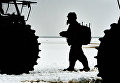 Рыбак осматривает отечественный вездеход-амфибия Шерп на берегу Ладожского озера в Ленинградской области Рыбак осматривает отечественный вездеход-амфибия Шерп на берегу Ладожского озера в Ленинградской области