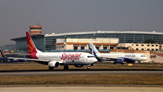 Самолеты авиакомпаний IndiGo и SpiceJetc в аэропорту имени Индиры Ганди в Дели. Архивное фото Самолеты авиакомпаний IndiGo и SpiceJetc в аэропорту имени Индиры Ганди в Дели. Архивное фото
