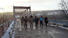 Глава регионального офиса Мониторинговой миссии ООН по правам человека в Украине Октам Газиев с представителями ЛНР на КПП Станица Луганская. Архивное фото Глава регионального офиса Мониторинговой миссии ООН по правам человека в Украине Октам Газиев с представителями ЛНР на КПП Станица Луганская. Архивное фото