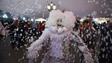 Артист во время новогодних гуляний в Москве Артист во время новогодних гуляний в Москве