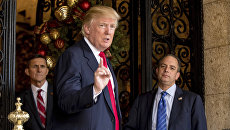 Избранный президент США Дональд Трамп (на переднем плане) и Ринс Прибас, выдвинутый на пост главы аппарата Белого дома (справа) Избранный президент США Дональд Трамп (на переднем плане) и Ринс Прибас, выдвинутый на пост главы аппарата Белого дома (справа)
