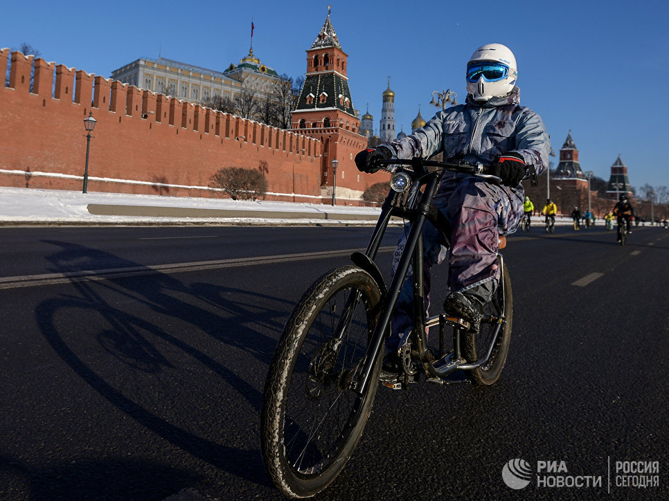 Участник Второго зимнего Московского Велопарада возле Красной площади Участник Второго зимнего Московского Велопарада возле Красной площади