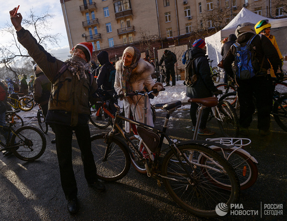 Участники Второго зимнего Московского Велопарада перед заездом Участники Второго зимнего Московского Велопарада перед заездом
