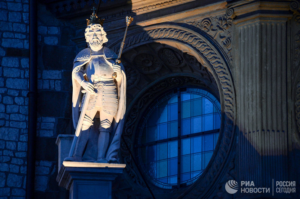 Скульптура на территории королевского замка Вавель в Кракове Скульптура на территории королевского замка Вавель в Кракове