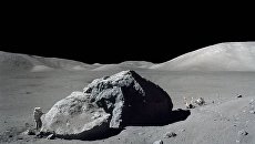 Американский астронавт Харрисон Шмитт на Луне Американский астронавт Харрисон Шмитт на Луне