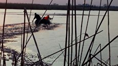 Поиски детей, провалившихся под лед на реке. Архивное фото Поиски детей, провалившихся под лед на реке. Архивное фото