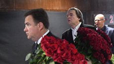 Генеральный директор Первого канала Константин Эрнст, президент КХЛ Дмитрий Чернышенко перед началом гражданской панихиды по погибшим при крушении самолета Ту-154 над Черным морем журналистам в телецентре Останкино Генеральный директор Первого канала Константин Эрнст, президент КХЛ Дмитрий Чернышенко перед началом гражданской панихиды по погибшим при крушении самолета Ту-154 над Черным морем журналистам в телецентре Останкино