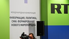 Оператор на съемке конференции RT. Архивное фото Оператор на съемке конференции RT. Архивное фото