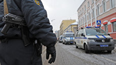 Сотрудники правоохранительных органов работают на месте ограбления инкассаторов в Москве. Архивное фото Сотрудники правоохранительных органов работают на месте ограбления инкассаторов в Москве. Архивное фото
