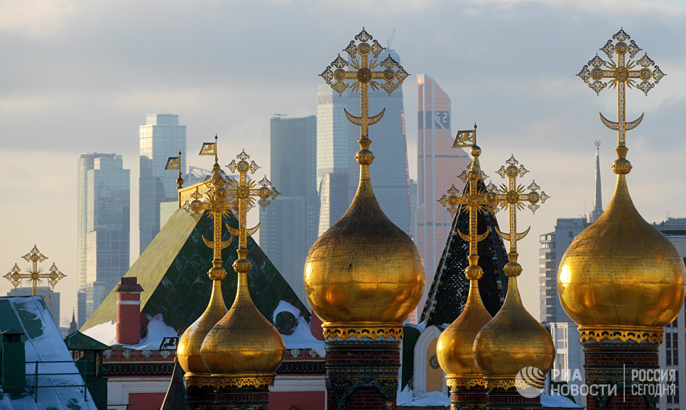 Купола собора Спаса нерукотворного образа (Верхоспасского собора) и небоскребы Москва-сити Купола собора Спаса нерукотворного образа (Верхоспасского собора) и небоскребы Москва-сити