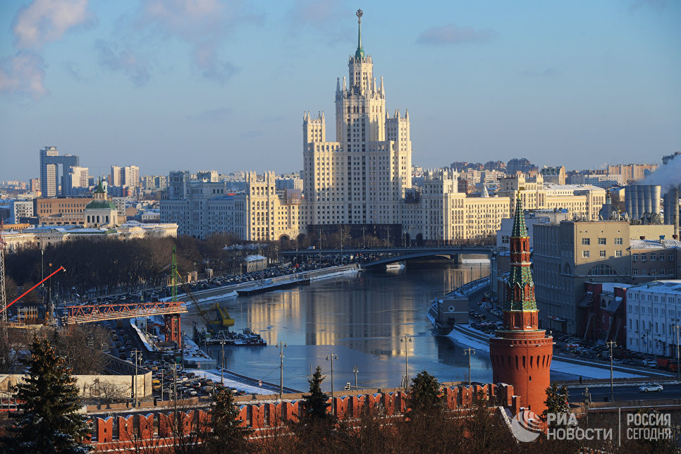 Стена и Беклемишевская башня Московского Кремля, Москва-река и высотное здание на Котельнической набережной Стена и Беклемишевская башня Московского Кремля, Москва-река и высотное здание на Котельнической набережной
