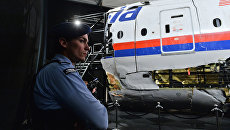 Представление доклада об обстоятельствах крушения лайнера Boeing 777 Malaysia Airlines на военной базе Гилзе-Рейен в Нидерландах. Архивное фото Представление доклада об обстоятельствах крушения лайнера Boeing 777 Malaysia Airlines на военной базе Гилзе-Рейен в Нидерландах. Архивное фото
